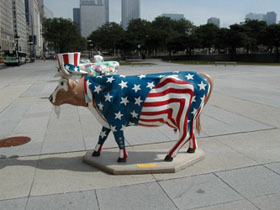 Vaca escultura pintada. Título: TIO SAM. AUTOR: STAN SCZEPANSKI.