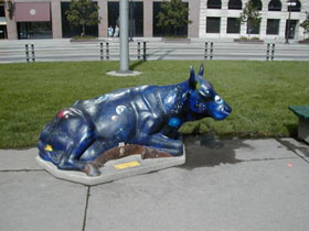 Vaca escultura pintada. Título: VACA ESPACIAL. AUTOR: YOLLOCALLI YOUTH MUSEUM APPRENTICE ARTISTS.