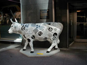 Vaca escultura pintada. Título: VACA TEXTO. AUTOR: ART AND DSING STUDENTS OF ROBERT MORRIS COLLEGE.