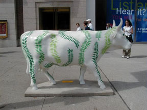 Vaca escultura pintada. Título: GRANJA. AUTOR: FERN SHAFFER.