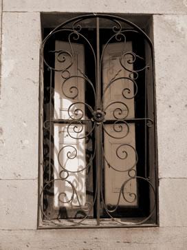 Ventana enrejada de casa colonial
