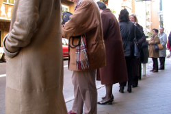 Gente haciendo cola