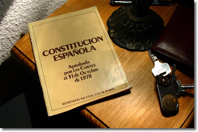 Imagen de un ejemplar de la Constitución de 1978. Accede a Zoon politikón.