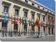 Imagen del Senado al fondo con las banderas autonómicas en primer plano. Pulsando se ampllía la imagen