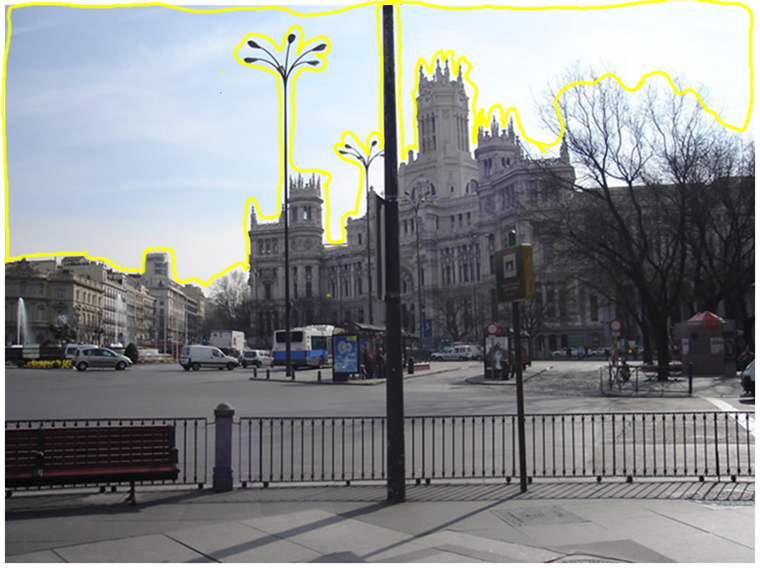 Imagen de la plaza de Cibeles en la que se resalta el aire y el cielo.