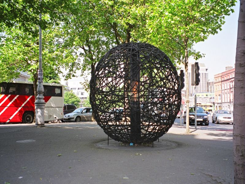 Tony O Merrey: Universal links to human rights, sculpture, Dubin, Ireland, photo taken in may 2006.