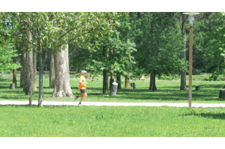 Imaxe rotoscópica sobre unha fotografía na que se ve un home correndo nun parque