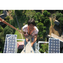 Os paneis solares son unha solución para alimentar todo tipo de dispositivos, sobre todo alí onde non chegan as redes de enerxía eléctrica. Na foto podemos ver unha potente antena de Wifi que se alimenta deste xeito. Foto en Wiki Commons, GTR PUCP, (CC BY-SA 3.0)