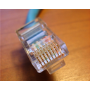 Alí onde existe unha rede fixa de telefonía convencional podemos acceder a Internet con menores prestacións que mediante a banda larga. Na imaxe un tipo de cable de pares trenzados dos utilizados nos servizos básicos de telefonía ou para conectar dispositivos entre si, como é o caso do tramo que vai dun módem de cable até un ordenador. Foto en Flickr, Justin (CC BY 2.0) 