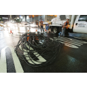 O custo da fibra óptica é o principal impedimento para a súa extensión. Na foto vemos a instalación de cable de fibra óptica en Nova York. Foto en Wikimedia Commons, Shuli Hallak. (CC BY-SA 3.0)