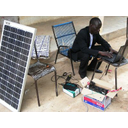 A conexión móbil require en ocasións o uso dun módem USB. Na foto, un paisano de Malí conecta o seu equipo portátil mediante esta modalidade. Foto en Flickr,  Toujours Passages (CC BY 2.0).