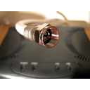 O cable módem é unha solución doméstica de calidade nos lugares que dispoñen dunha rede de cable coaxial. Aquí podemos ver o conector e o módem específico desta modalidade de acceso. Foto en Flickr, Tom. (CC BY 2.0)