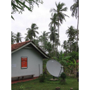 Este telecentro, situado no interior de Sri Lanka, dispón dun acceso de banda larga vía satélite. A comunicación realízase mediante un módem bidireccional, capaz de recibir e enviar datos vía satélite. Na modalidade unidireccional só poderíamos recibir datos vía satélite e necesitaríamos unha conexión terrestre (telefónica ou por cabo) para enviar datos ao ISP. [Foto en Flickr, jaliyaj (CC BY 2.0)]