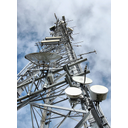 As torres de telecomunicacións serven como punto de acceso ás redes de telefonía e Internet. Foto en Flickr, Tom Blackwell. (CC BY-NC 2.0).