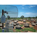 Mediante antenas direccionais é posible crear redes WI-FI de larga distancia que permiten ampliar, a baixo custo, a cobertura de acceso a Internet. Esta aldea de Uganda dispón dunha solución deste tipo. Foto en Flickr, Michaelischool (CC BY-NC-SA 2.0).