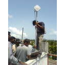 A tecnoloxía Wimax permite ofrecer localmente servizos de banda larga nun radio de até 50 km do punto de acceso.  A veciñanza dun pobo da India instala unha antena Wimax no alto dunha vivenda. Foto en Flickr de Buddhima W.Wickramasinghe (CC BY-NC-SA 2.0).