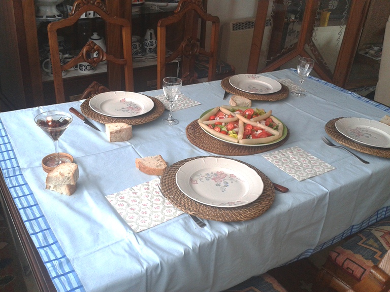 Mesa con pratos Mesa elegante disposta para o xantar