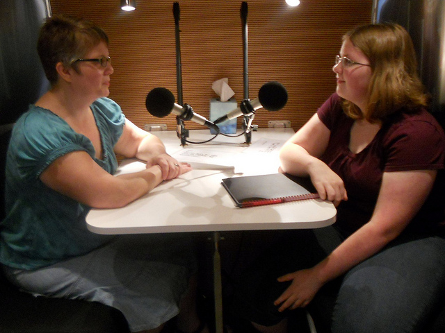 Unha rapaza entrevista a unha señora