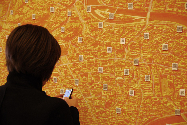 muller con mobil lendo mapa con QR