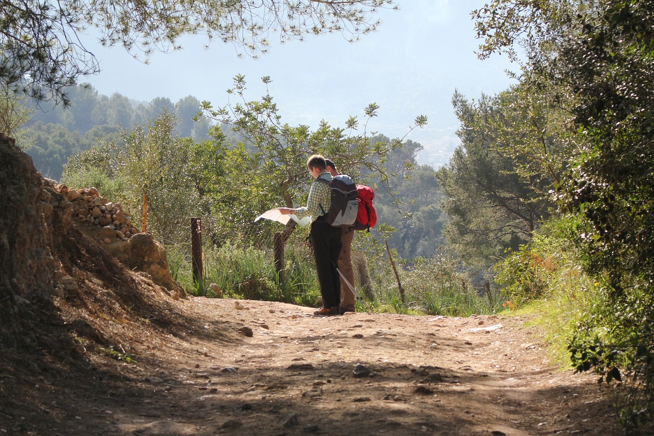 Dúas persoas nunha ruta de senderismo consultando un mapa