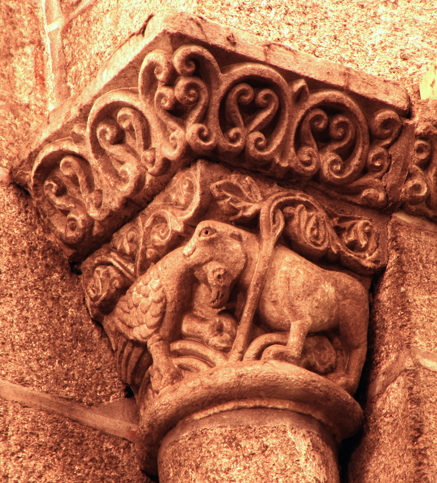 Capitel León devorando ave