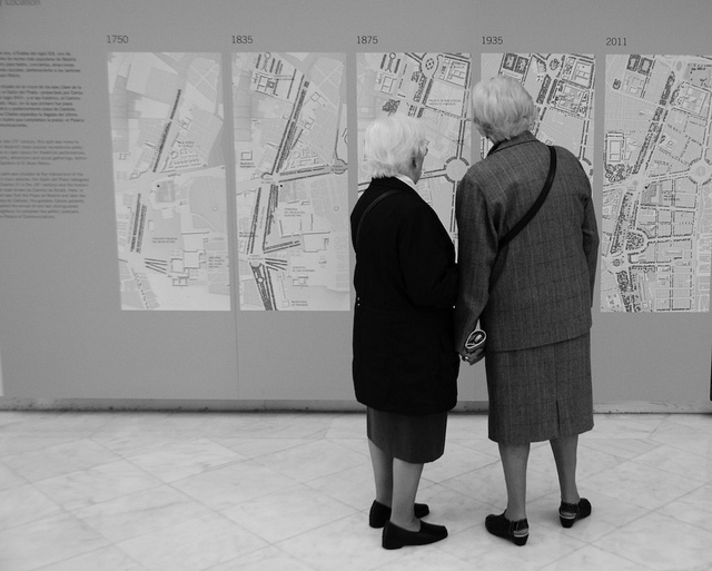 Dúas ancianas vendo unha exposición