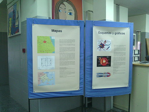 Fotografía de dous paneis dunha exposición nun instituto
