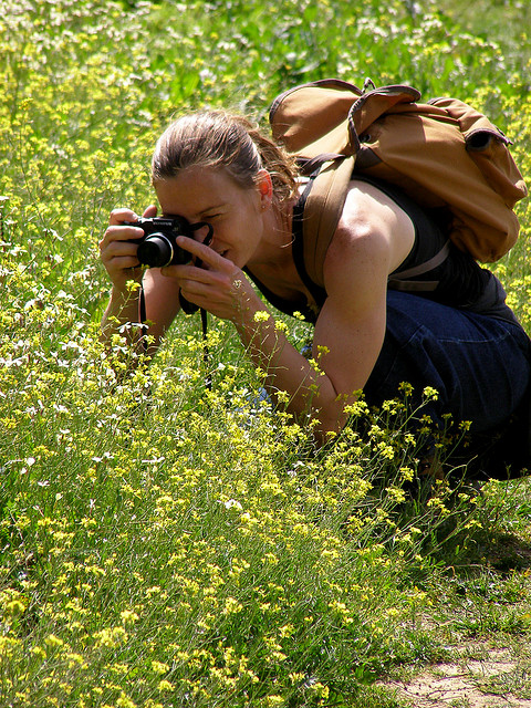 Muller fotografando plantas