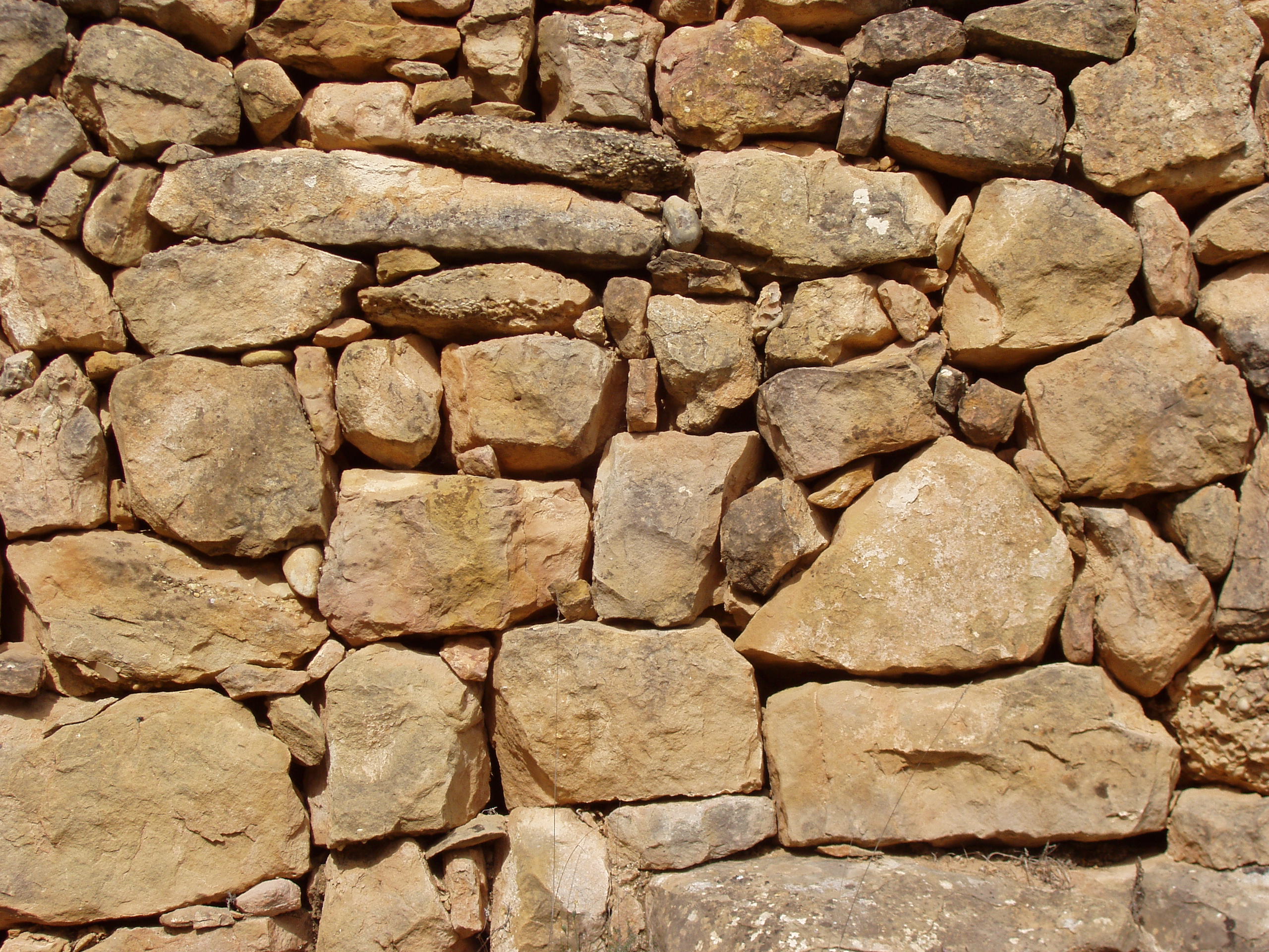 Foto de un muro realizado con piedra en seco.