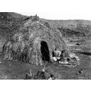 Apache wigwam. De Edward S. Curtis, 1903, en Wikimedia Commons. Licencia domimio público.