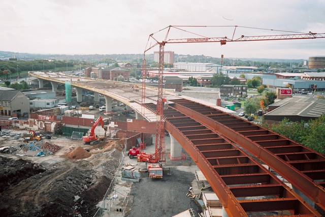 Foto de un puente en construcción donde se puede ver la estructura de su tablero.