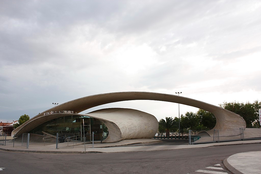 Foto de las superficies de hormigón de la estación de autobuses del pueblo de Casar.