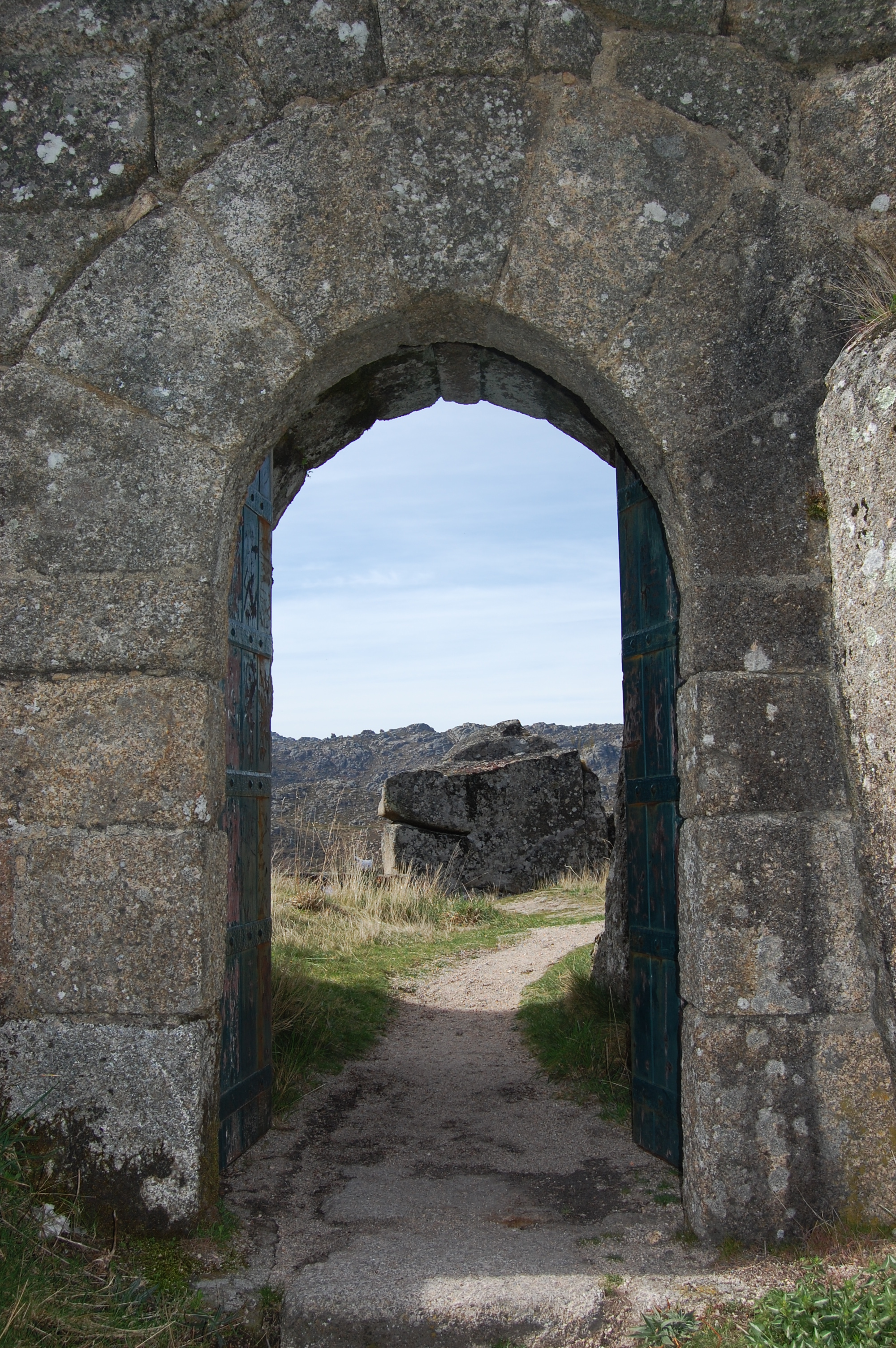 Foto del arco de entrada al castillo de Castro Leboreiro.