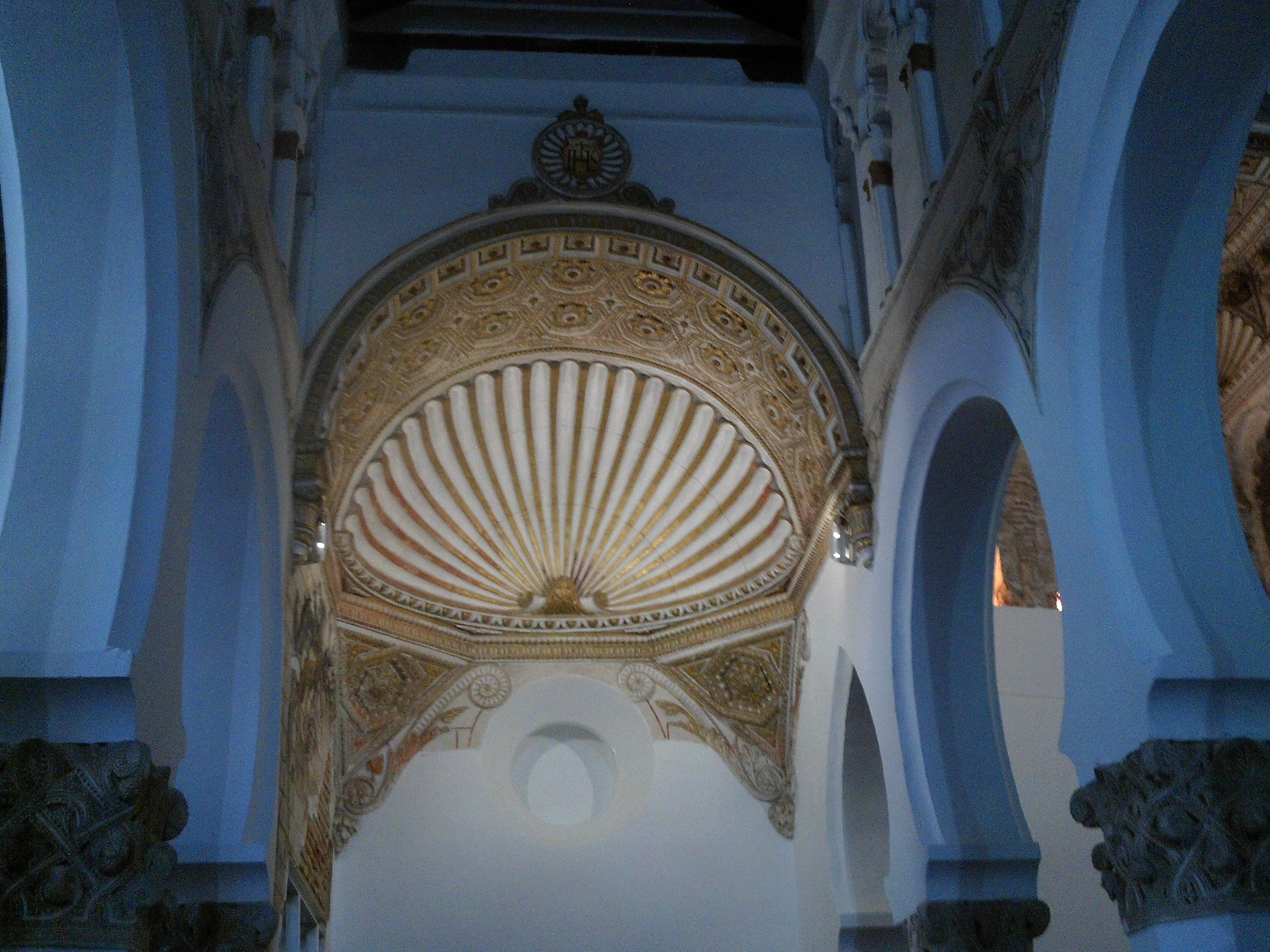 Foto de los arcos de la Mezquita de Toledo.