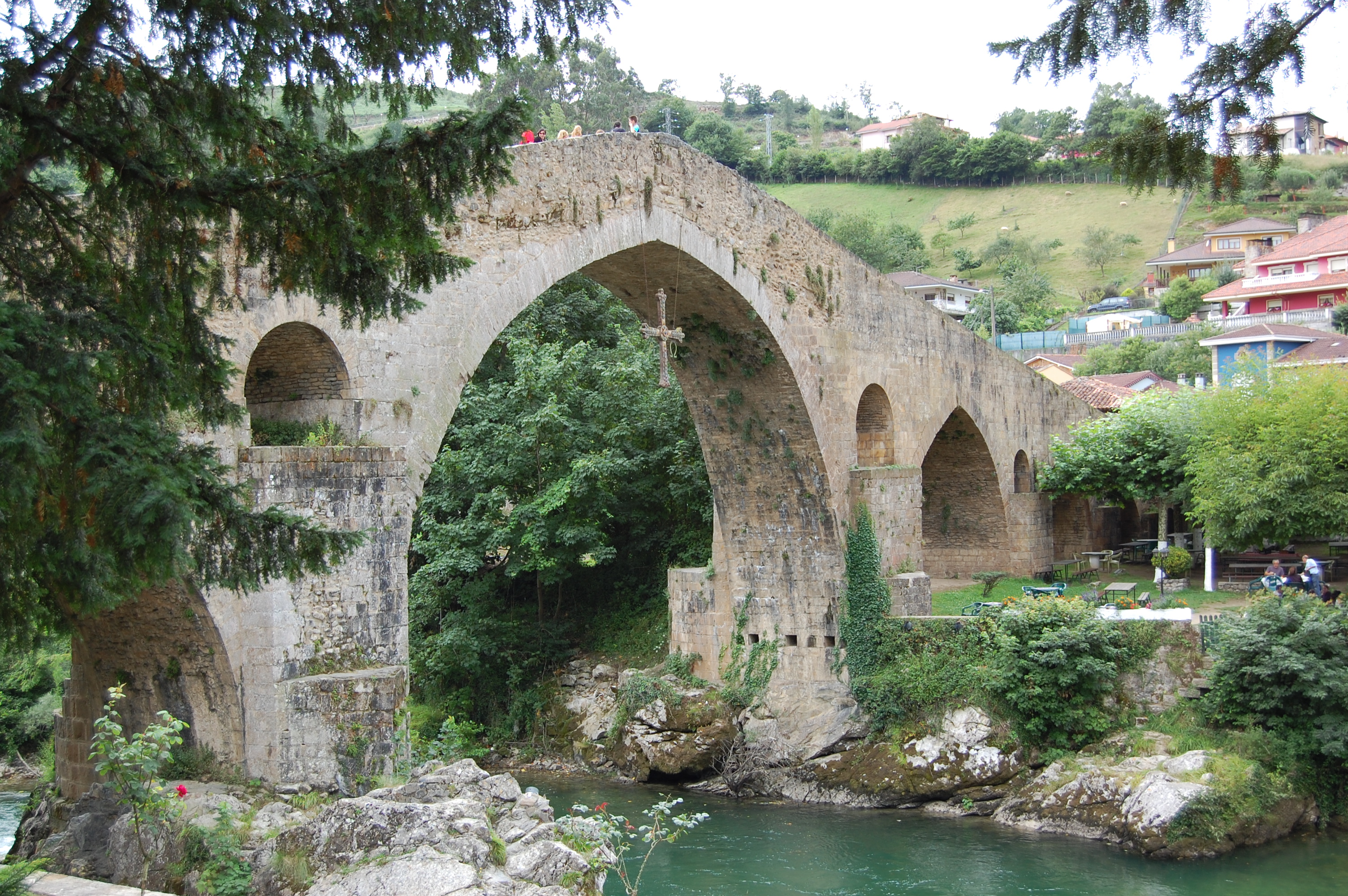 Foto del puente de piedra de Cangas de Onís con sus arcos de apoyo.