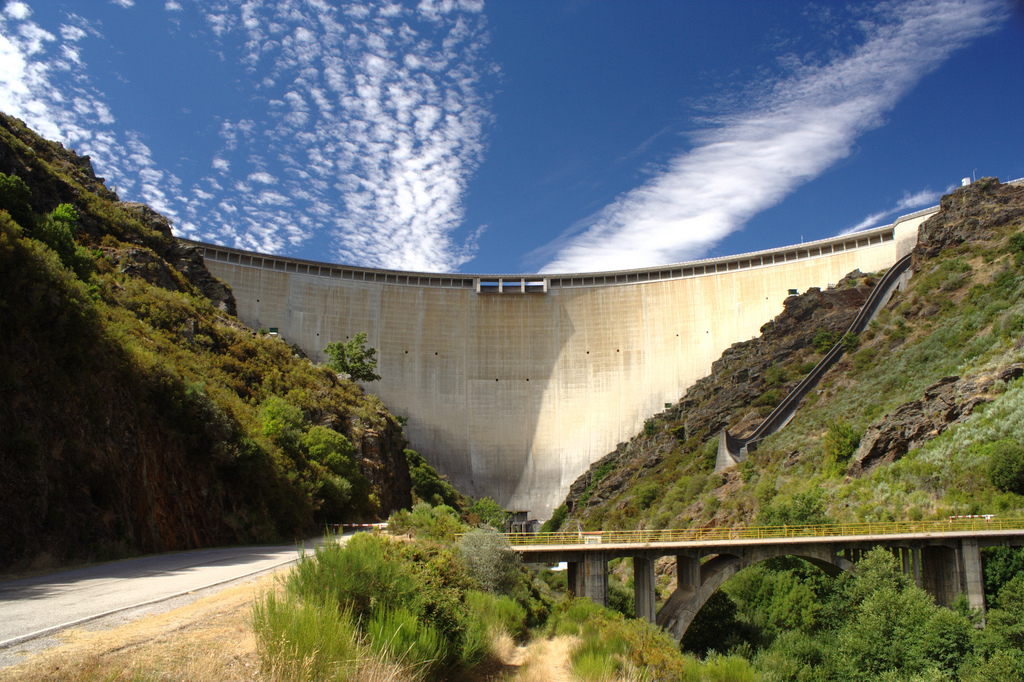 Imagen del muro de la presa del Embalse de As POrtas.