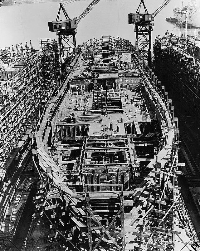 Foto de una grada de un astillero durante la construcción de un barco.
