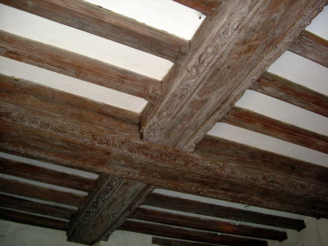 Foto del techo de una estancia con vigas de madera.