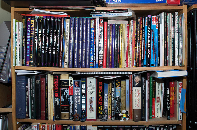 Foto de una estantería repleta de libros y con las baldas flexionadas.