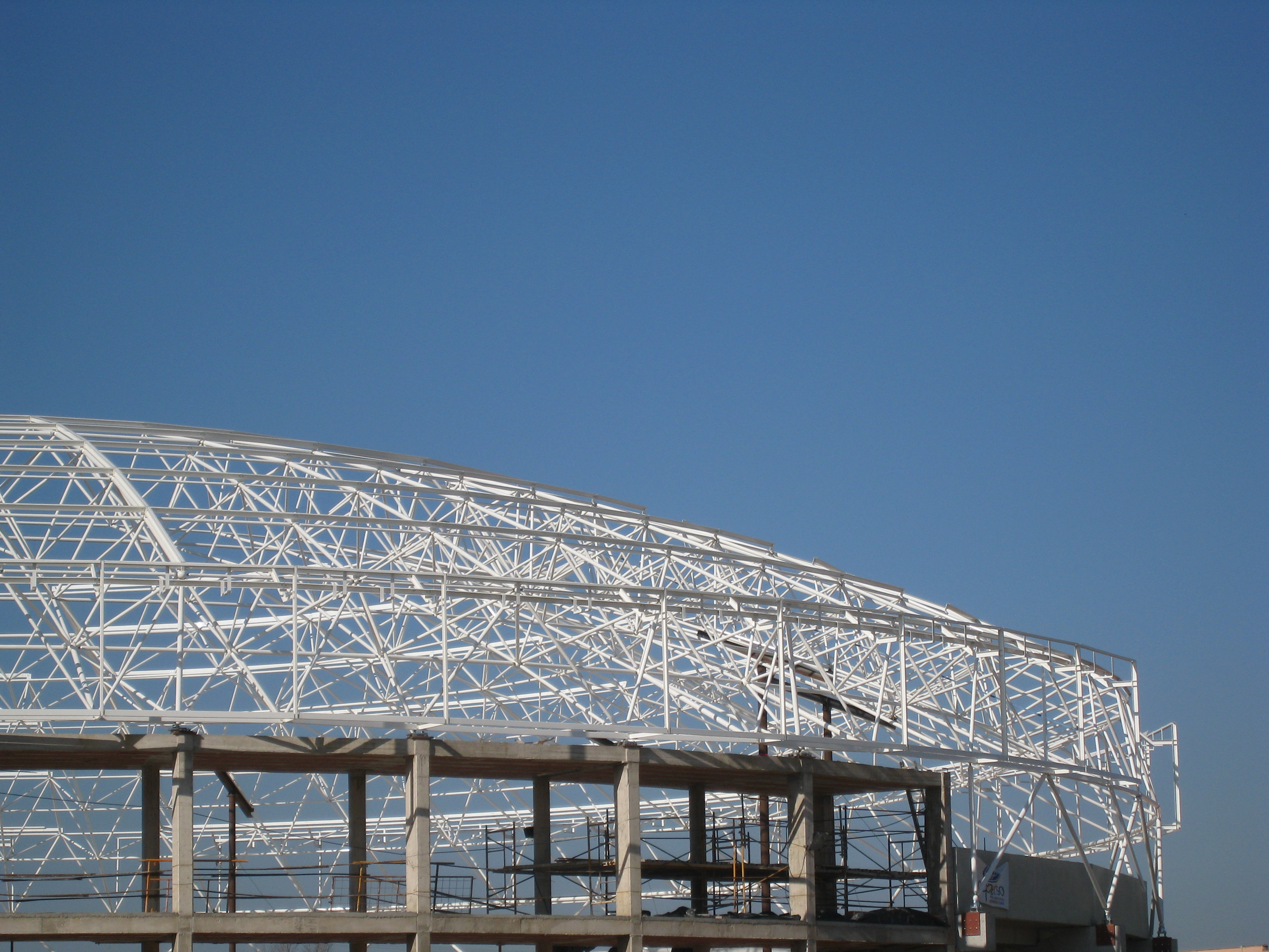 Foto de la estructura espacial triangular de la cubierta del pabellón polideportivo de Navalmoral.