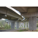 Conjunto de pilares y vigas apoyadas en un viaducto. (M. Torres Búa).