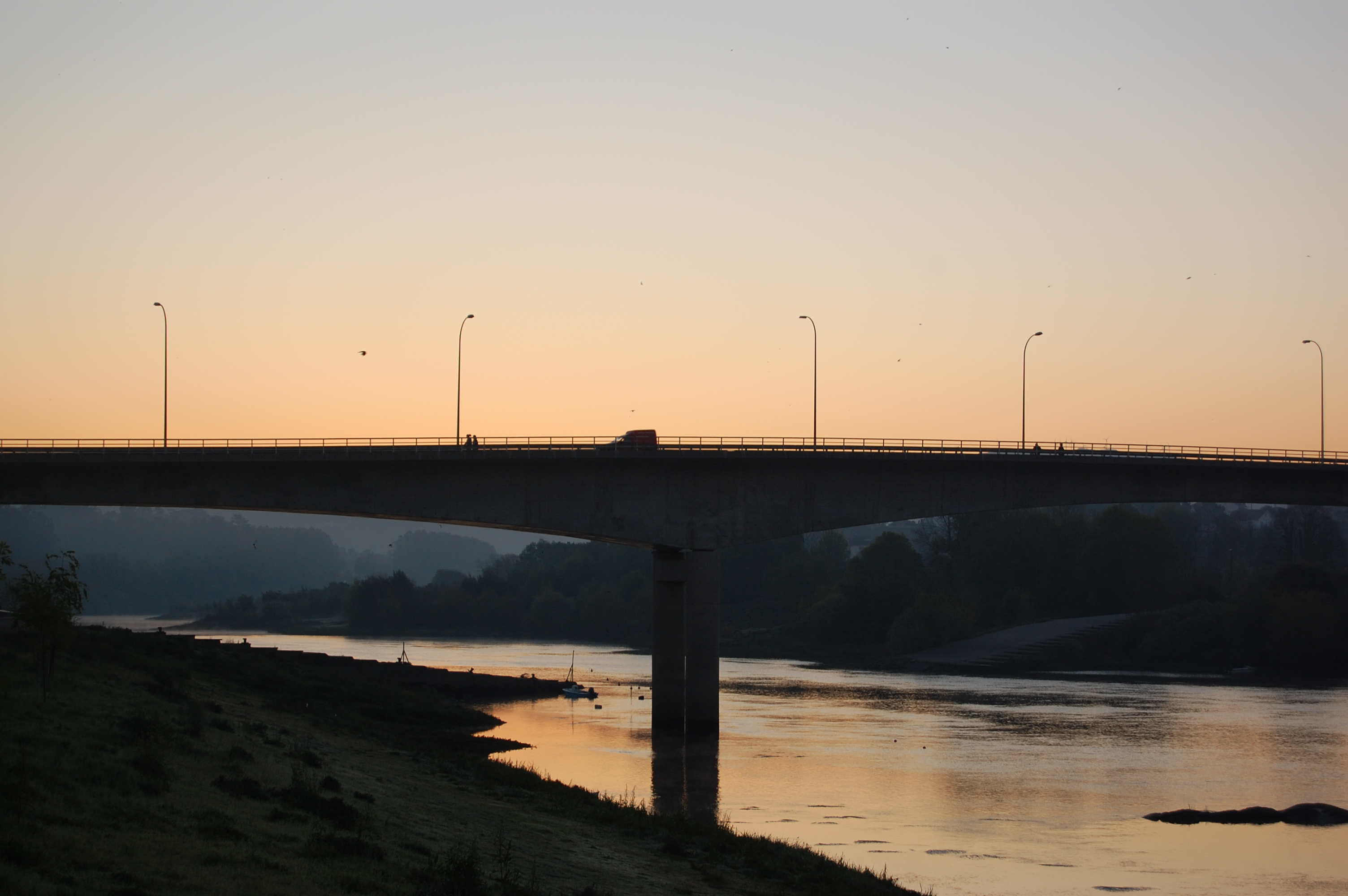 Foto del amanecer en Salvaterrra de Miño con el puente que cruza el río.