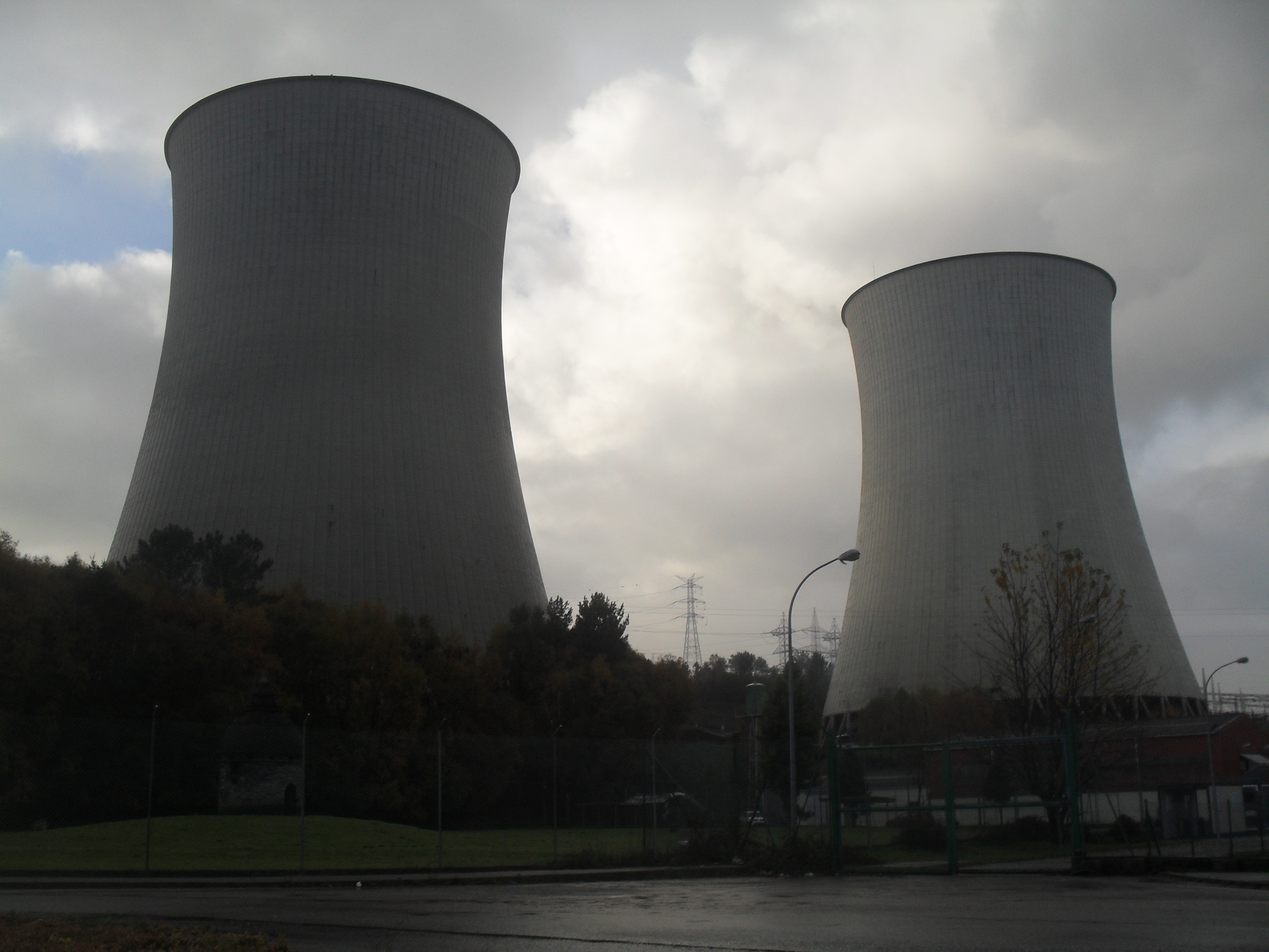 Foto de las dos torres de refrigeración de la central térmica de As Pontes