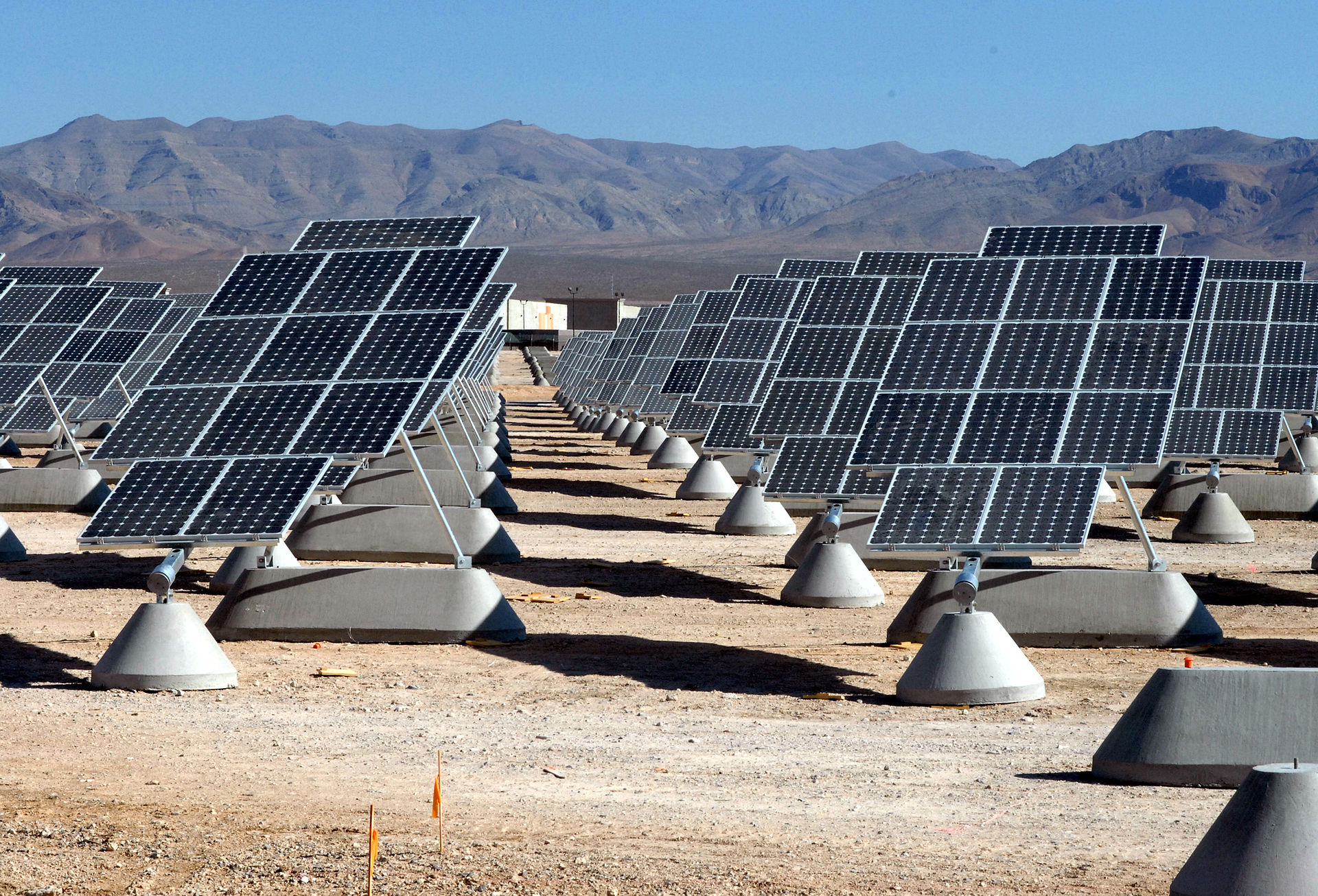 Foto de varios paneles solares de una central solar fotovoltaica.