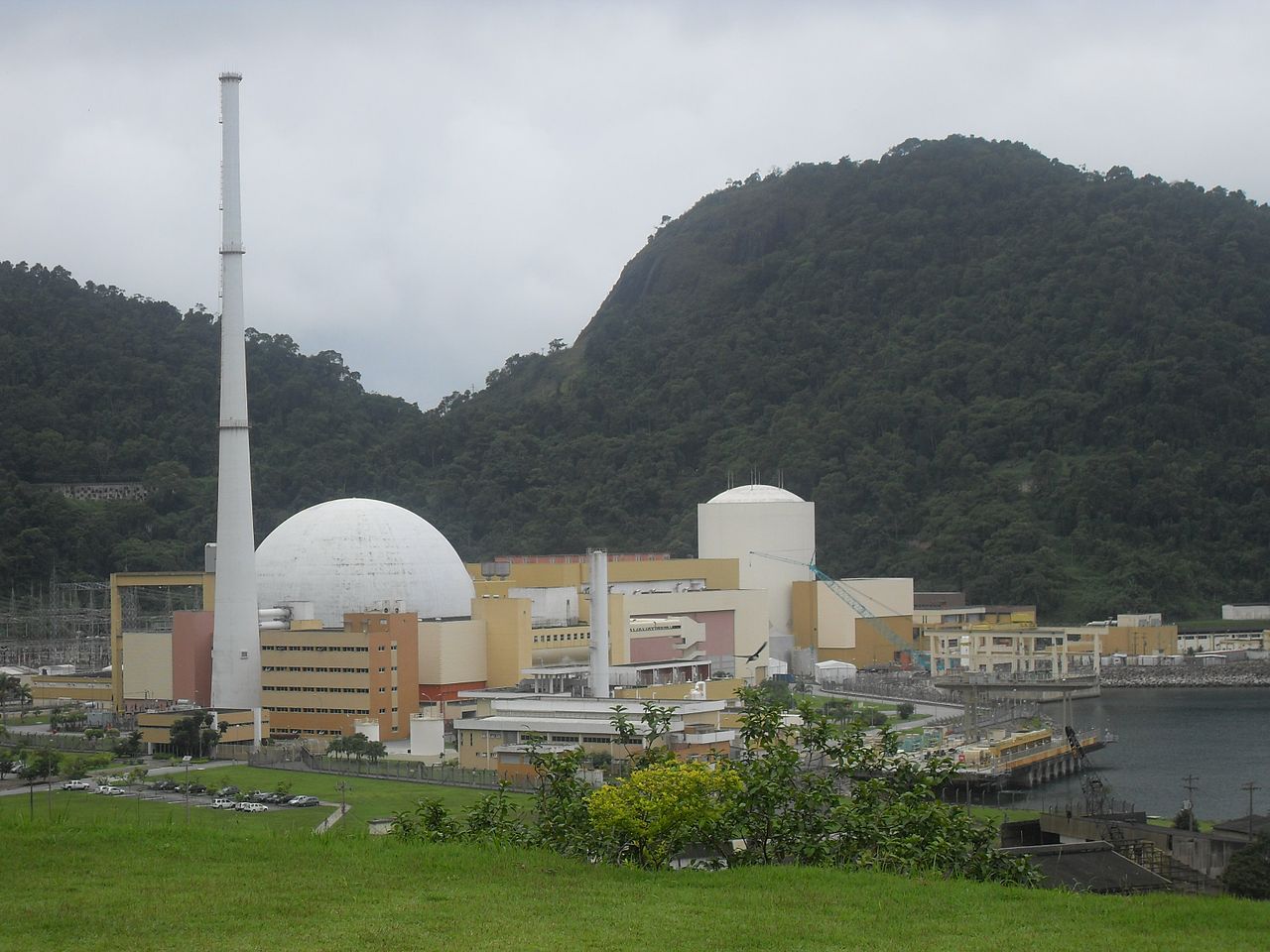 Foto de una central nuclear.