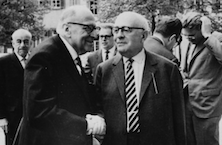 Max Horkheimer (a la izquierda al frente), Theodor Adorno (a la derecha) y Jürgen Habermas (al fondo a la derecha, rascándose la cabeza) en 1964 en Heidelberg.