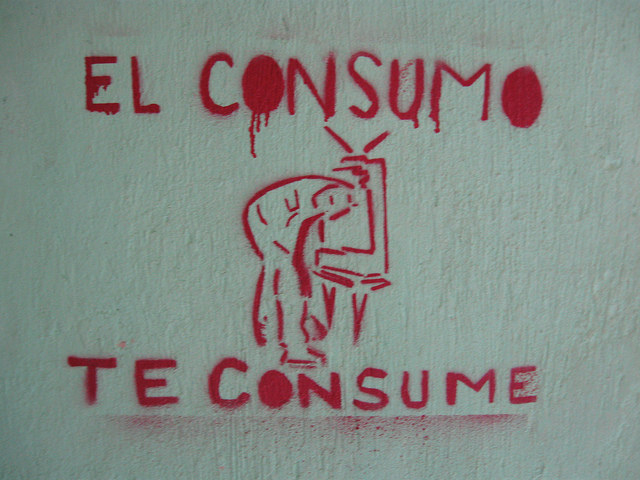 Pintada con la frase: "el consumo te consume"