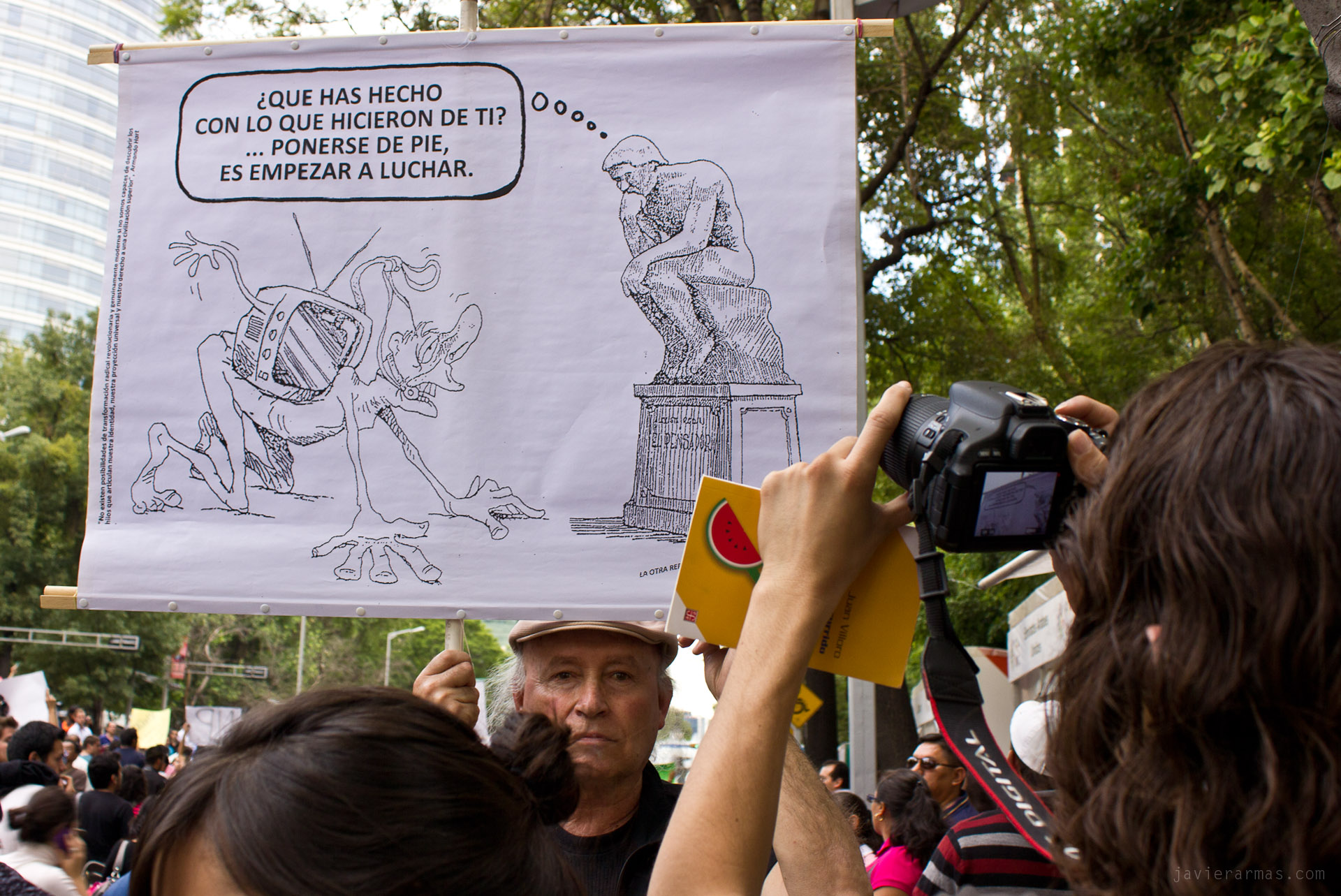 Humor sobre la manipulación a la que nos sometemos como consumidores de televisión