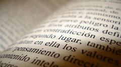 Página abierta de un libro en primer plano