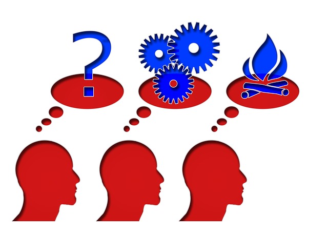 Tres siluetas de cabezas humanas haciéndose preguntas